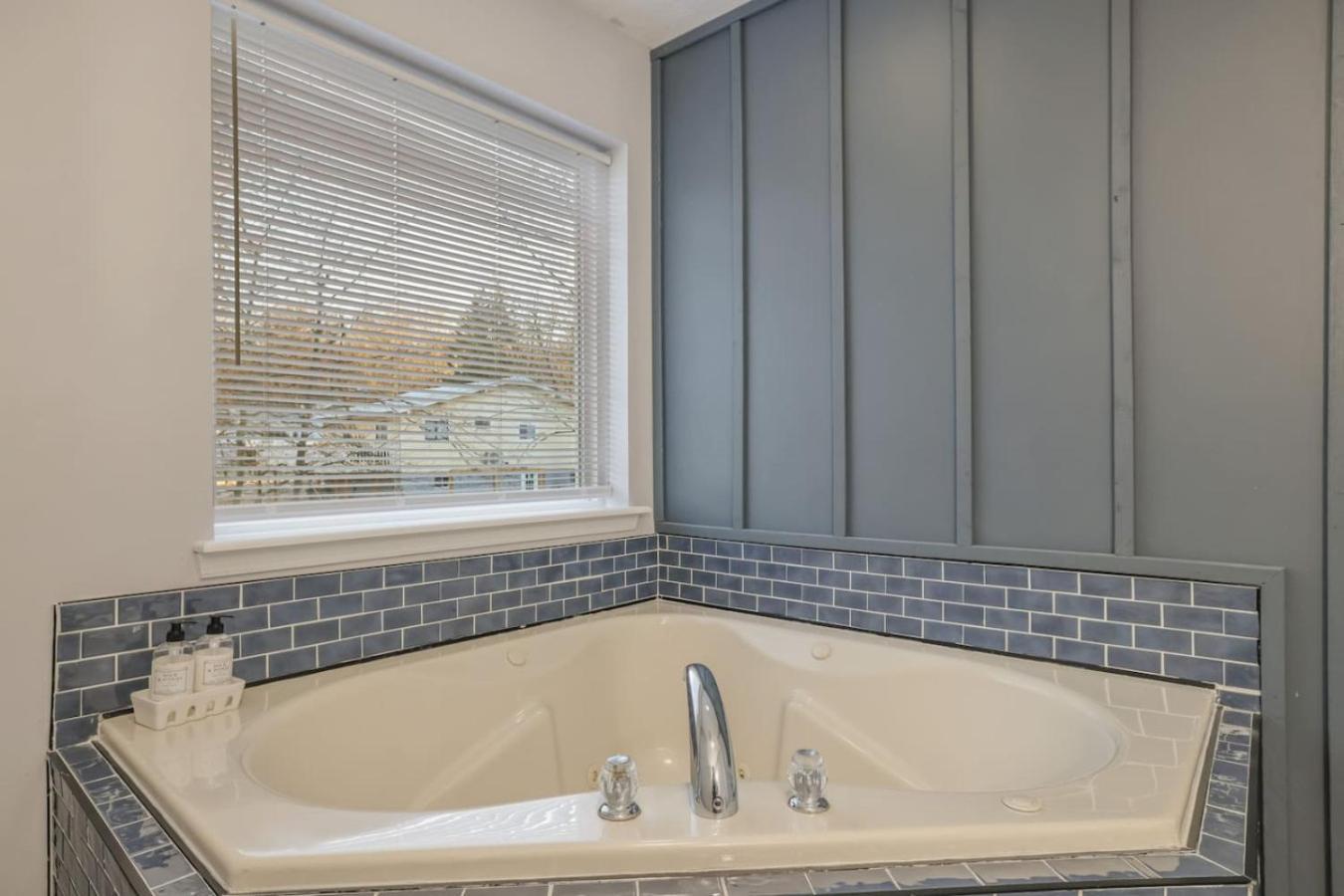 4br Poconos Escape W Hot Tub, Game - Ps5 Holiday home