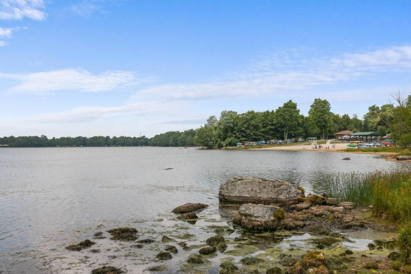 Holiday home 4br Poconos Escape W Hot Tub, Game - Ps5 Tobyhanna