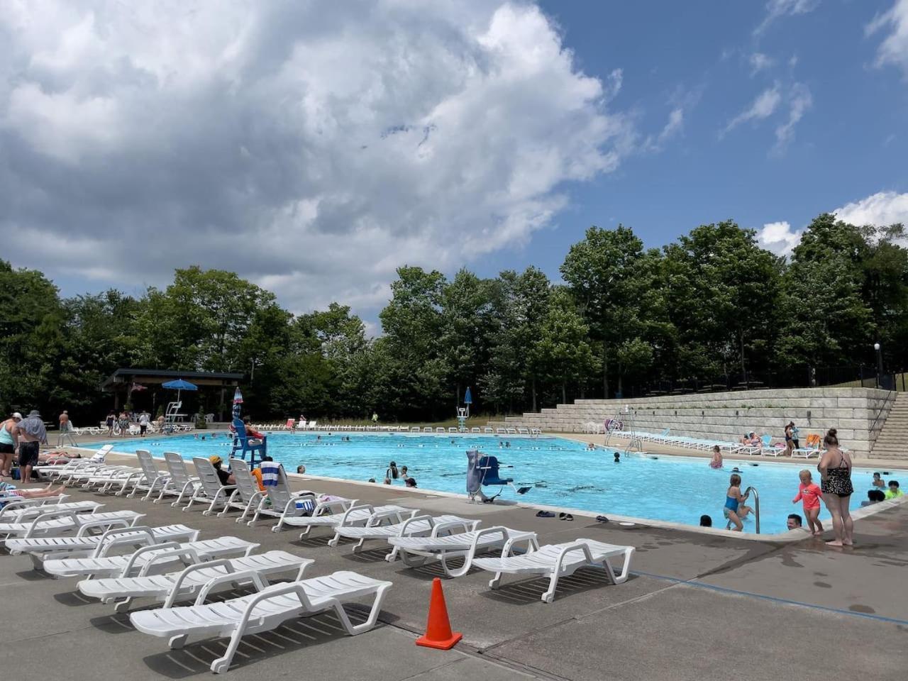 Holiday home 4br Poconos Escape W Hot Tub, Game - Ps5 Tobyhanna